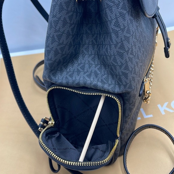 MICHAEL KORS
Jet Set Large Logo Backpack
COLOR BLACK
NWT - Picture 13 of 16